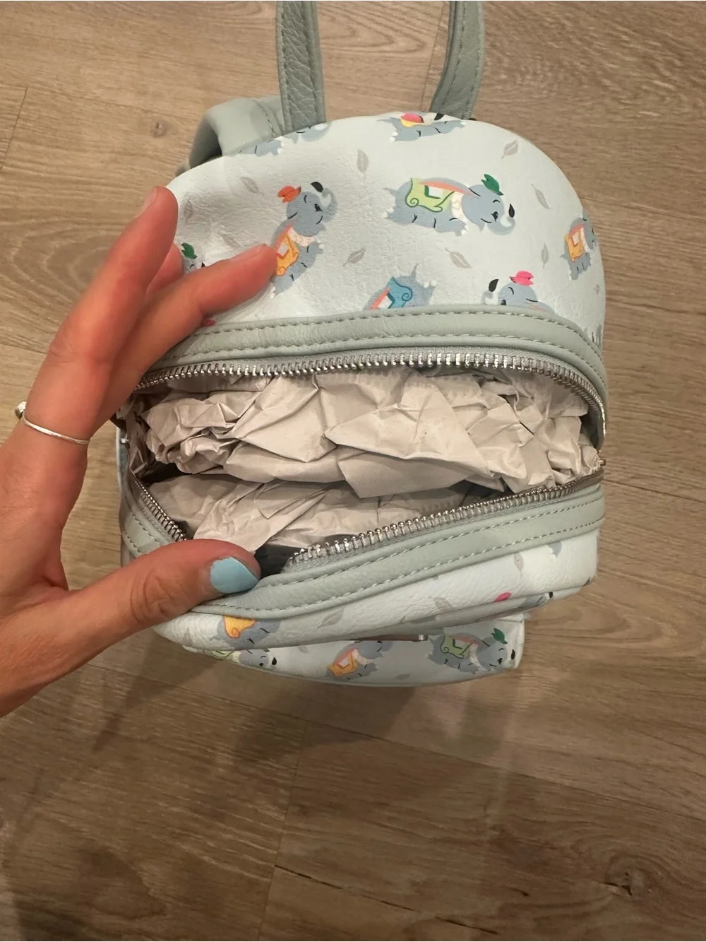 Loungefly Disney Dumbo mini backpack - Picture 7 of 7